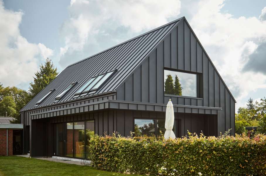 Red-brick house from the 1970s “repackaged” in steel profiles, Bakkelyparken 37, 8680 Ry